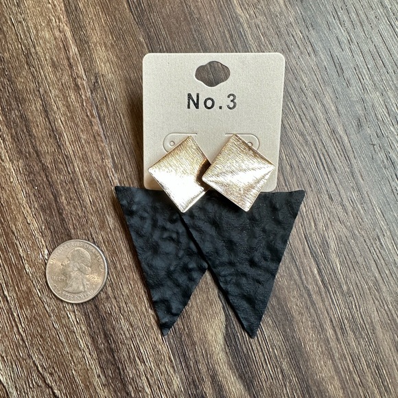 Beautiful black statement earrings - Picture 2 of 2